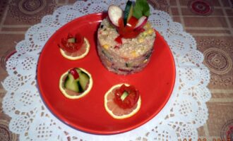 Салат из киноа с тунцом