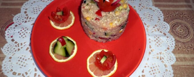 Салат из киноа с тунцом