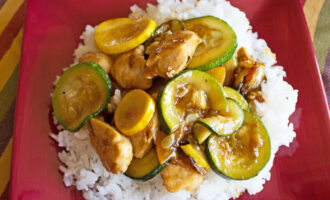 Жареная курица с кабачками