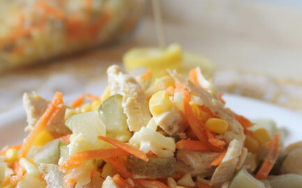 Салат с курицей, сыром и кукурузой