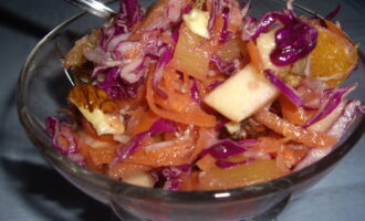 Фруктовый салат с красной капустой