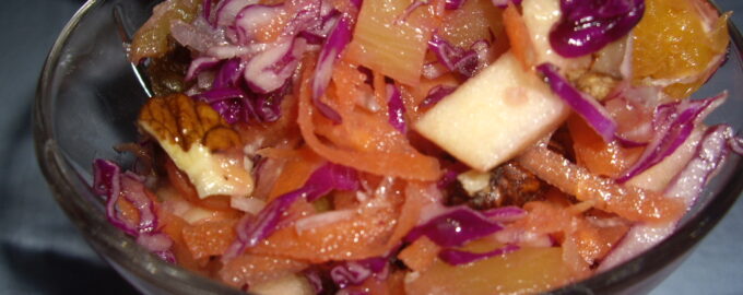 Фруктовый салат с красной капустой