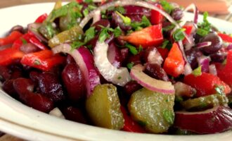 Салат с фасолью и солеными огурцами