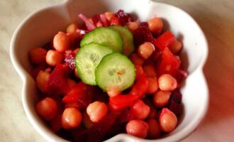 Салат из нута и свеклы