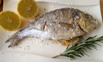 Дорада в соли