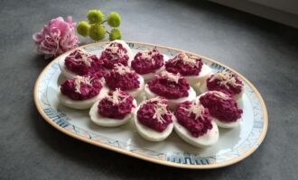 Фаршированные яйца свеклой