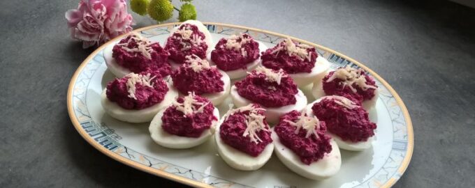 Фаршированные яйца свеклой