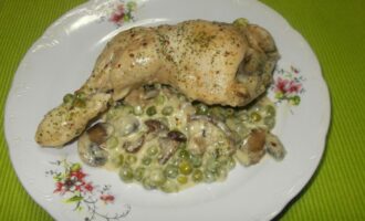 Куриная ножка с горошком и грибами