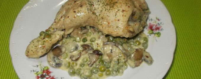 Куриная ножка с горошком и грибами