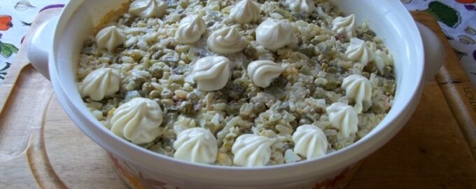 Салат с тунцом, рисом и огурцом