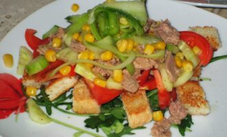 Салат с тунцом и сухариками