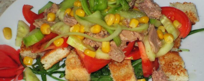 Салат с тунцом и сухариками