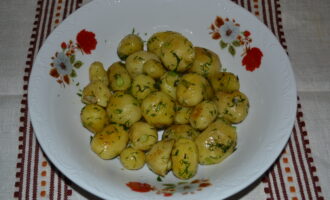 Молодая картошка с укропом и чесноком