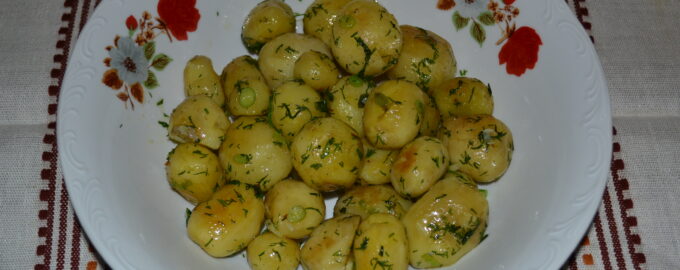 Молодая картошка с укропом и чесноком