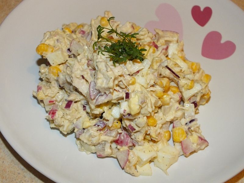 Салат с курой и кукурузой. Салат с грудинкой и кукурузой. Салат из грудинки куриной. Салат с редиской и кукурузой. Салат из грудинки куриной и кукурузой.