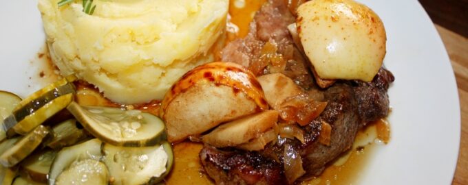 Запеченная свинина с яблоками