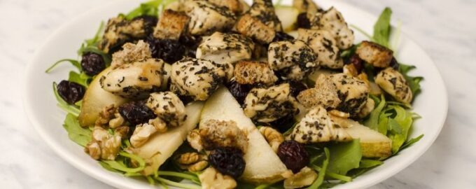 Салат с рукколой, курицей и грушей