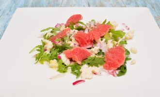 Салат с рукколой, грейпфрутом и редисом