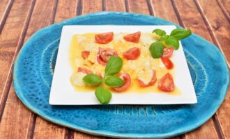 Омлет с моцареллой и помидорами