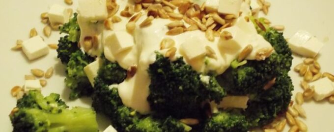 Салат из брокколи с сыром фета