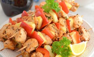 Шашлыки из курицы на шпажках