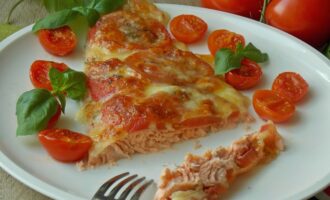 Рыба, запеченная с помидорами и сыром