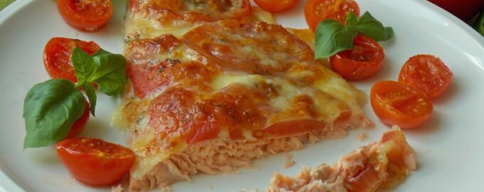 Рыба, запеченная с помидорами и сыром
