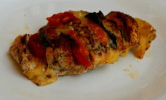 Куриная грудка с моцареллой и помидорами