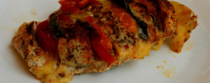 Куриная грудка с моцареллой и помидорами