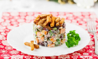 Салат с красной фасолью и сухариками