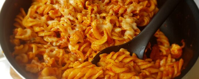 Паста с курицей в томатном соусе