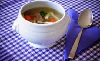 Говяжий суп с домашней лапшой