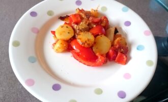 Картошка в духовке с помидорами и луком