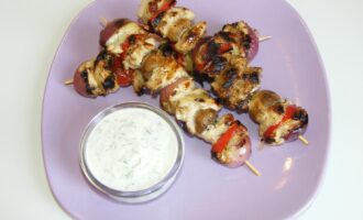 Индейка с овощами на шпажках