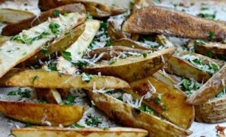 Свежий картофель, запеченный, с травами и сыром