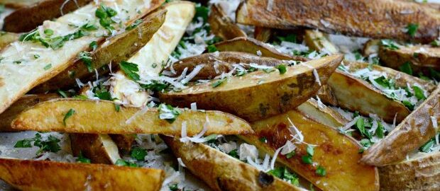 Свежий картофель, запеченный, с травами и сыром