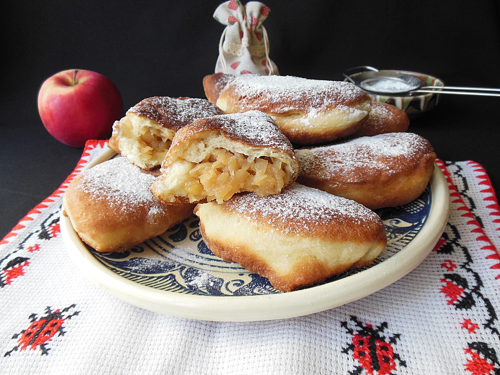 Тесто на пирожки с яблоками на сковороде. Домашние пирожки. Pirojki ponchiki. Пирожки с яблоками на сковороде. Пышки еда.