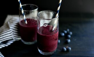 Коктейль из кефира и ягод