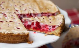 Пирог с красной смородиной