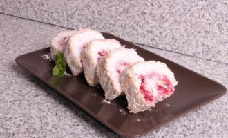 Меренговый рулет с малиной