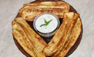 Жареные кабачки с соусом из йогурта