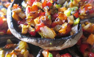 Шампиньоны, фаршированные овощами