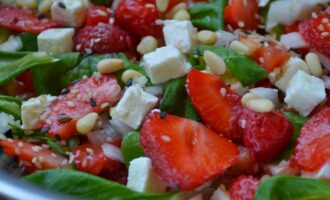 Салат с клубникой, помидорами и сыром фета