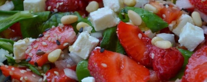 Салат с клубникой, помидорами и сыром фета