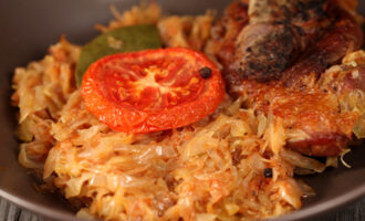 Капуста с мясом и помидором