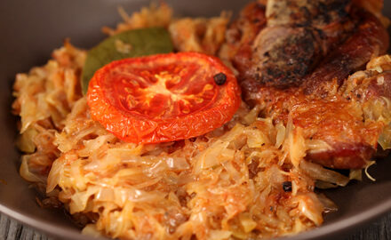 Капуста с мясом и помидором