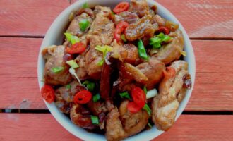 Курица с финиками