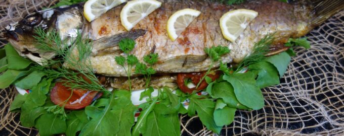 Карп с помидорами