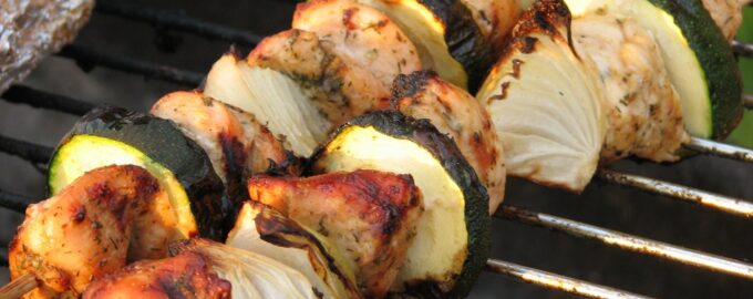 Куриные шашлычки с кабачками и луком