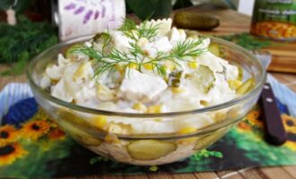 Куриный салат с макаронами и кукурузой
